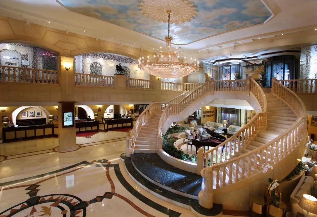 هتل کارلتون پالاس (کاخ متروپولیتن سابق) دبی